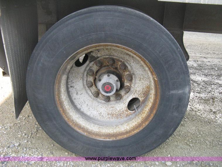 image for item D8288 1995 Wabash 28' dry van trailer