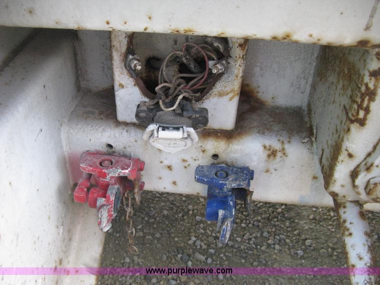 image for item D8288 1995 Wabash 28' dry van trailer