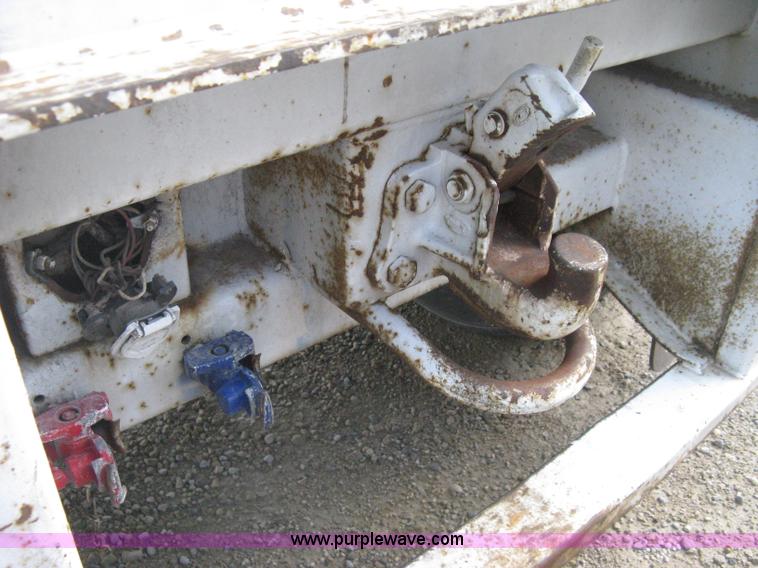 image for item D8288 1995 Wabash 28' dry van trailer