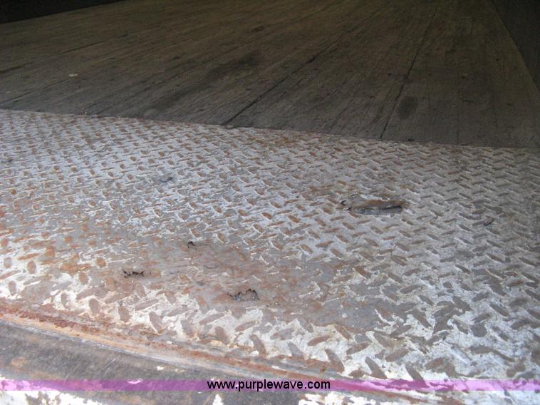 image for item D8288 1995 Wabash 28' dry van trailer