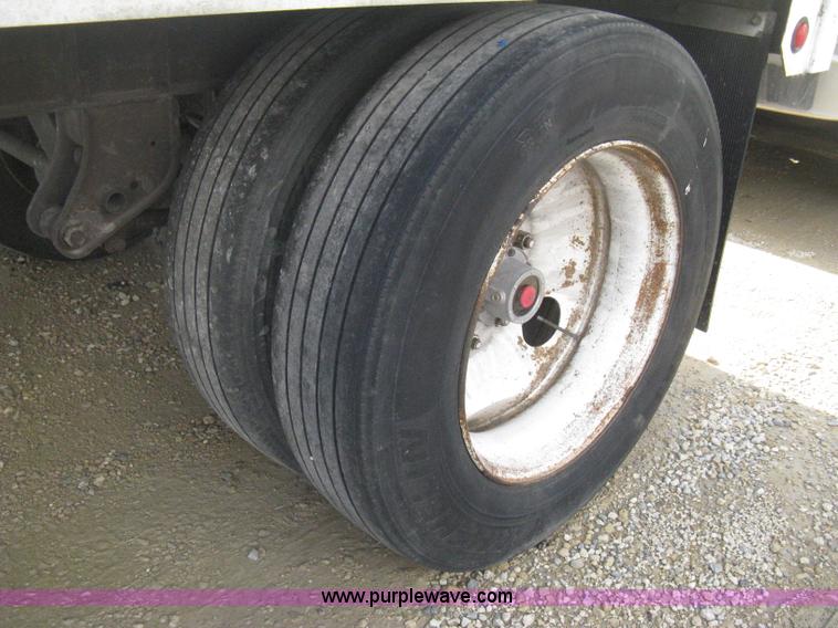 image for item D8290 1995 Wabash 28' dry van trailer