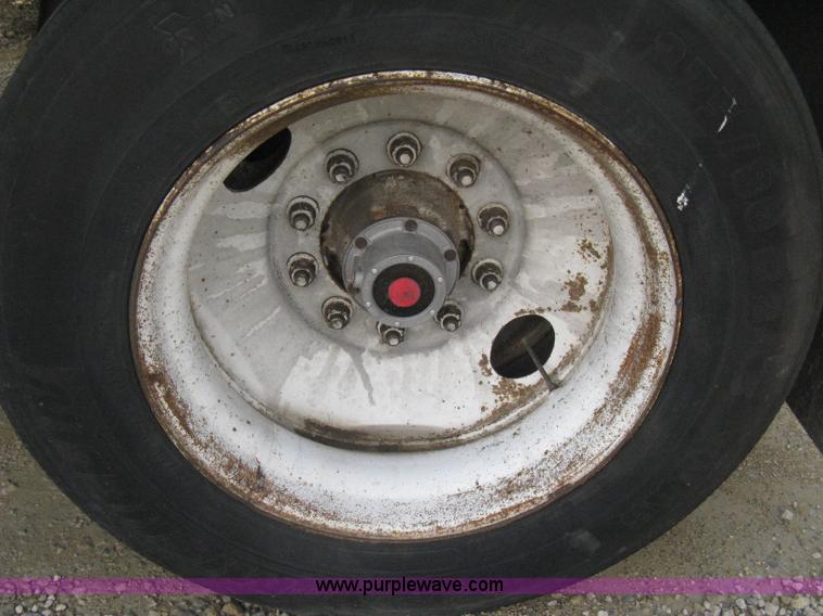 image for item D8290 1995 Wabash 28' dry van trailer