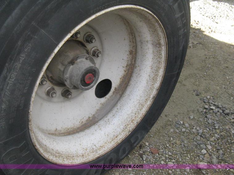 image for item D8290 1995 Wabash 28' dry van trailer