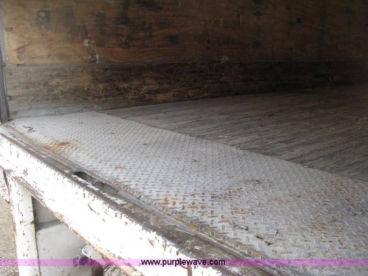 image for item D8290 1995 Wabash 28' dry van trailer