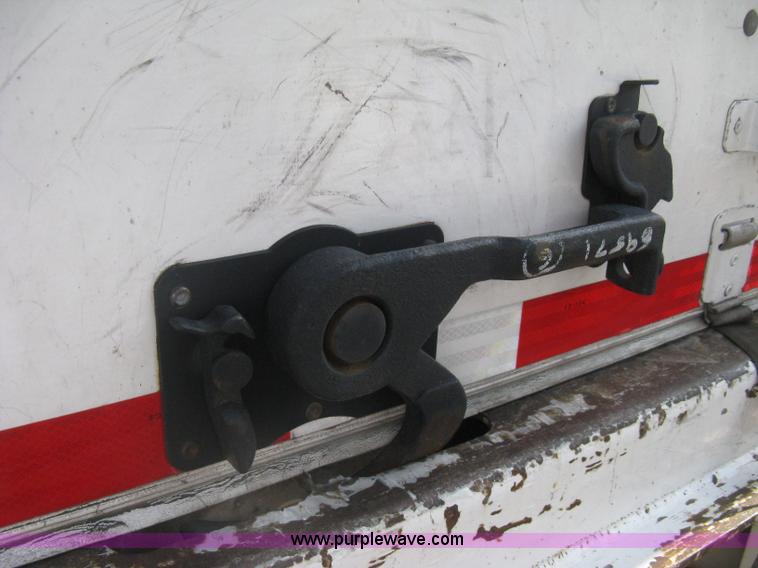 image for item D8290 1995 Wabash 28' dry van trailer