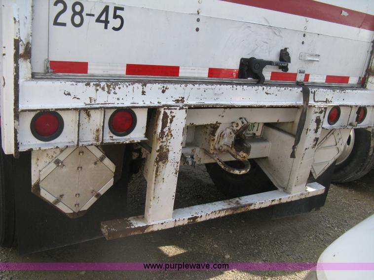 image for item D8290 1995 Wabash 28' dry van trailer