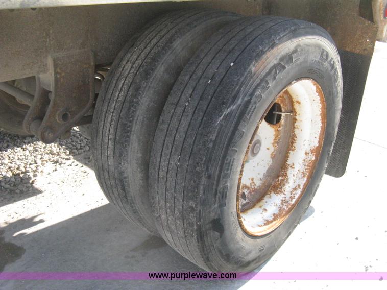 image for item D8291 1995 Trailmobile 28' dry van trailer