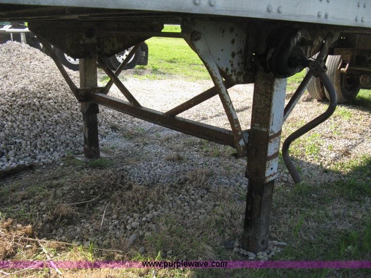 image for item D8292 1995 Trailmobile 28' dry van trailer