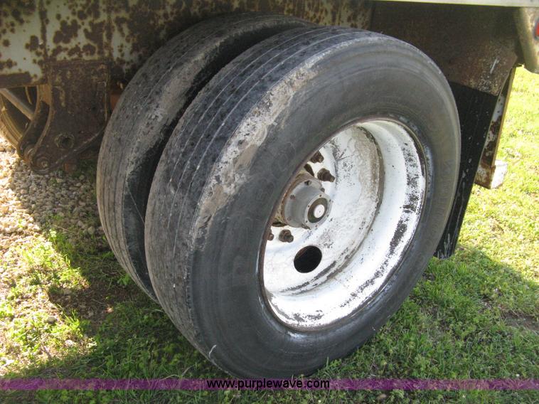 image for item D8292 1995 Trailmobile 28' dry van trailer