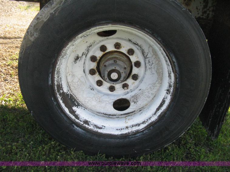 image for item D8292 1995 Trailmobile 28' dry van trailer