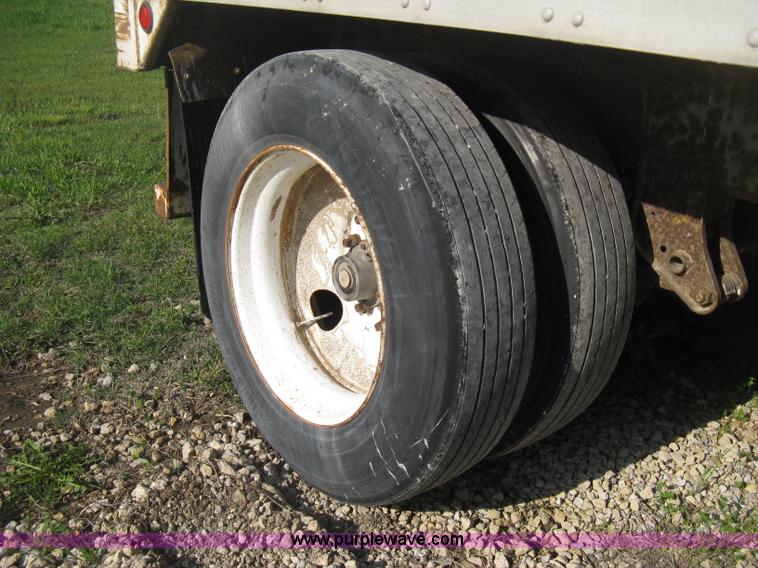 image for item D8292 1995 Trailmobile 28' dry van trailer