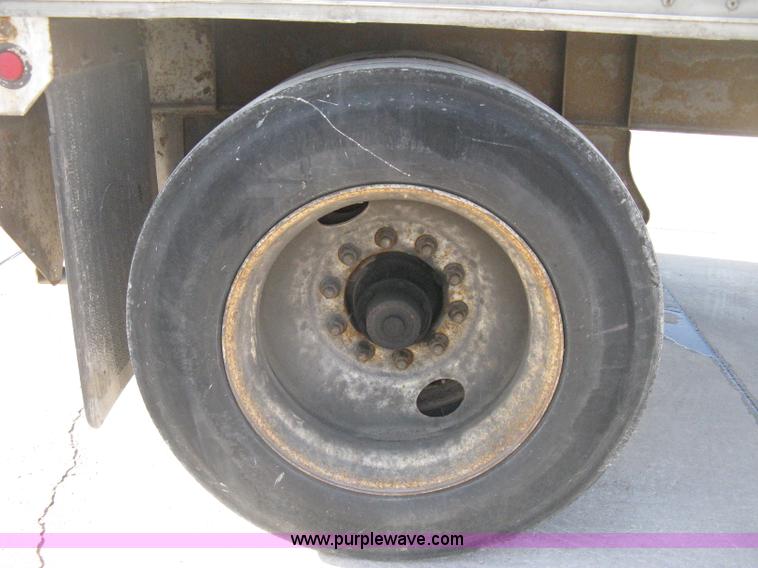 image for item D8293 1994 Wabash 28' dry van trailer