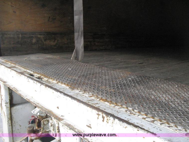 image for item D8293 1994 Wabash 28' dry van trailer