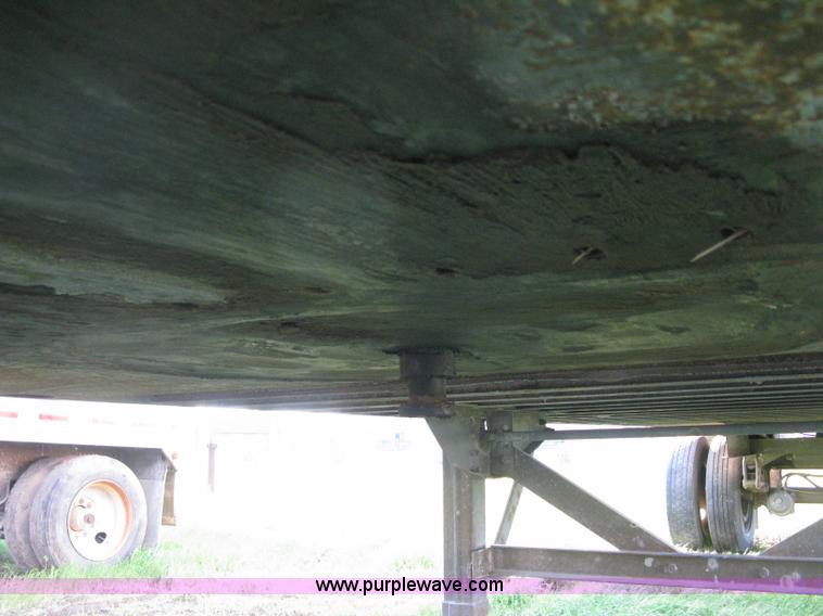 image for item D8297 1993 Fruehauf 28' dry van trailer