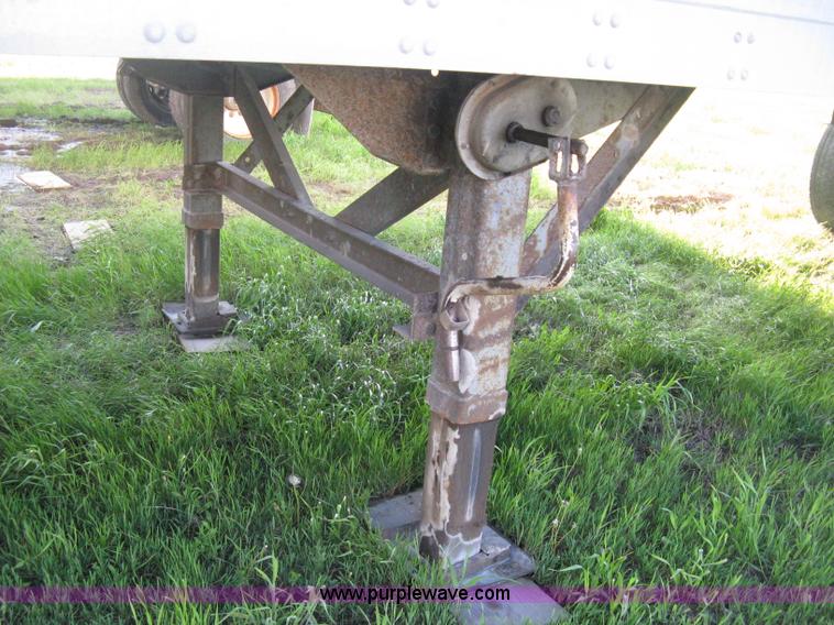 image for item D8297 1993 Fruehauf 28' dry van trailer