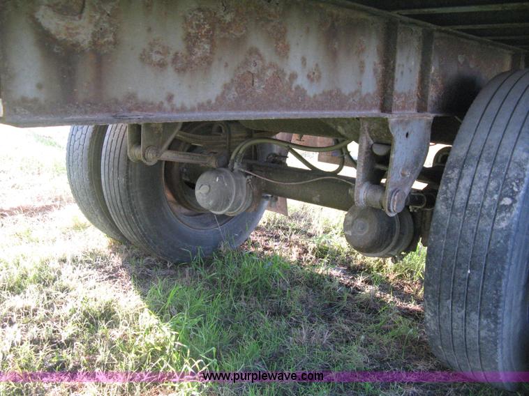 image for item D8297 1993 Fruehauf 28' dry van trailer