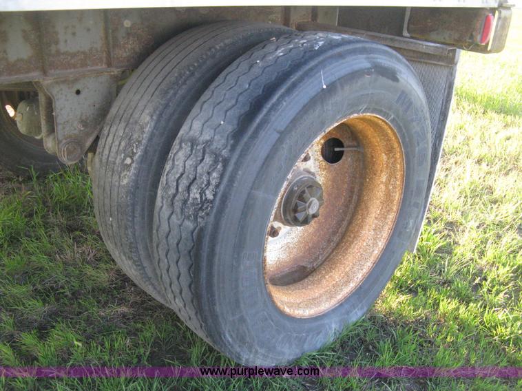 image for item D8297 1993 Fruehauf 28' dry van trailer