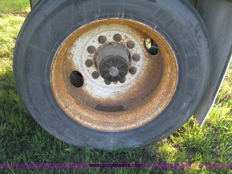 image for item D8297 1993 Fruehauf 28' dry van trailer