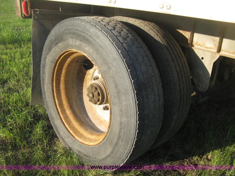 image for item D8297 1993 Fruehauf 28' dry van trailer