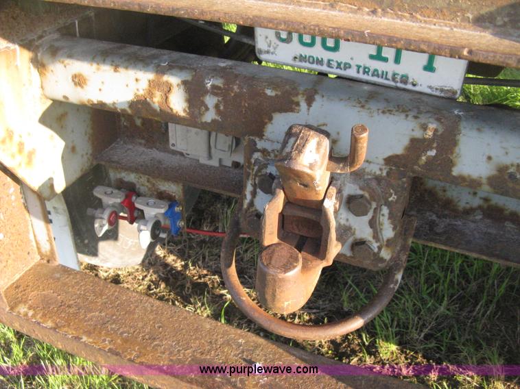 image for item D8297 1993 Fruehauf 28' dry van trailer