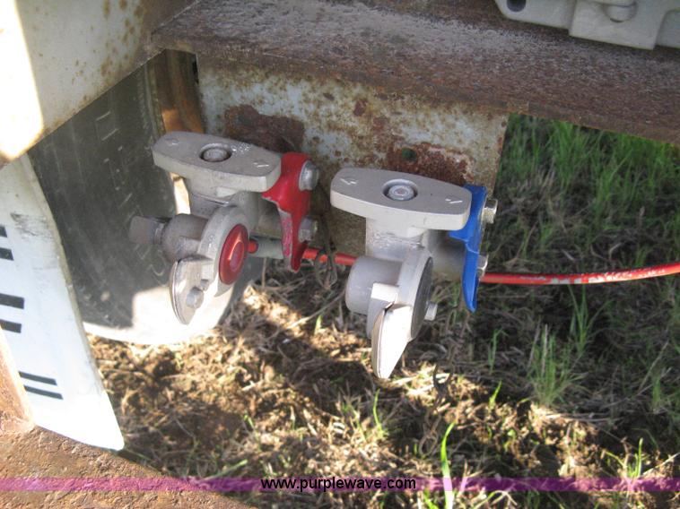 image for item D8297 1993 Fruehauf 28' dry van trailer