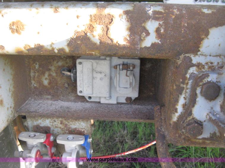 image for item D8297 1993 Fruehauf 28' dry van trailer