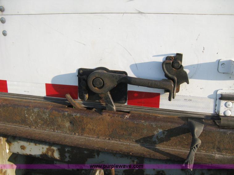 image for item D8297 1993 Fruehauf 28' dry van trailer