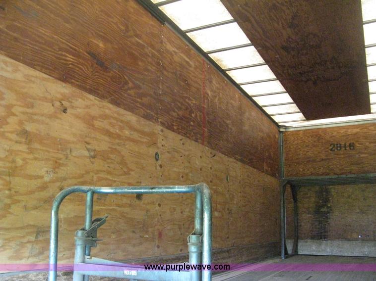 image for item D8297 1993 Fruehauf 28' dry van trailer