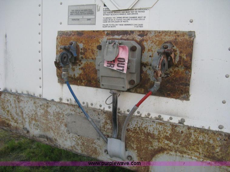 image for item D8297 1993 Fruehauf 28' dry van trailer