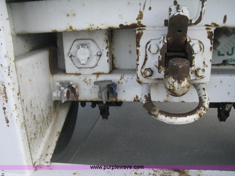 image for item D8304 1994 Wabash 28' dry van trailer