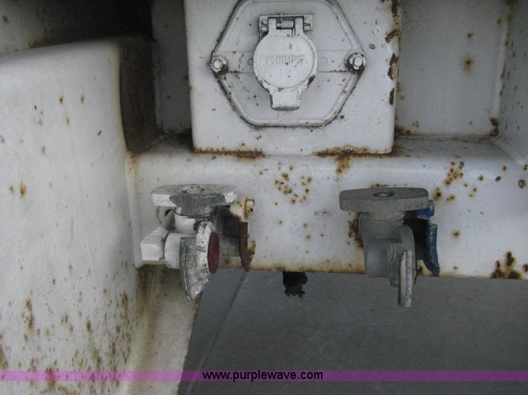 image for item D8304 1994 Wabash 28' dry van trailer