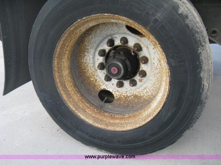 image for item D8304 1994 Wabash 28' dry van trailer