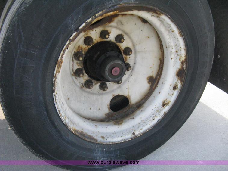 image for item D8304 1994 Wabash 28' dry van trailer