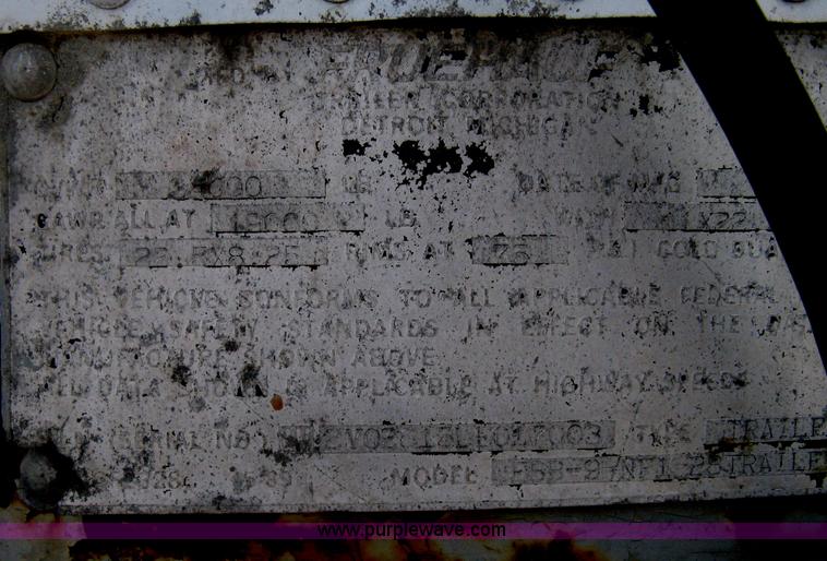 image for item D8305 1990 Fruehauf 28' dry van trailer