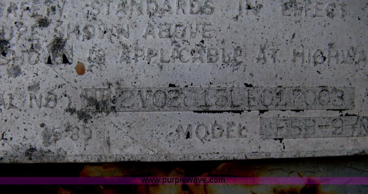 image for item D8305 1990 Fruehauf 28' dry van trailer