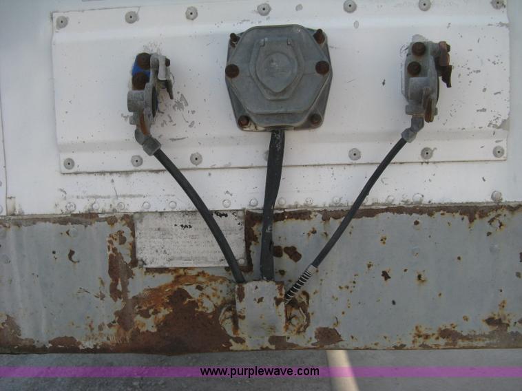 image for item D8305 1990 Fruehauf 28' dry van trailer