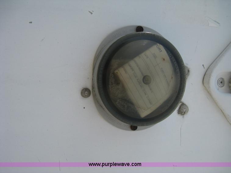 image for item D8305 1990 Fruehauf 28' dry van trailer