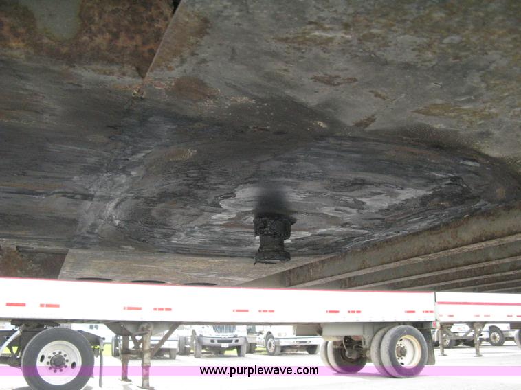 image for item D8305 1990 Fruehauf 28' dry van trailer