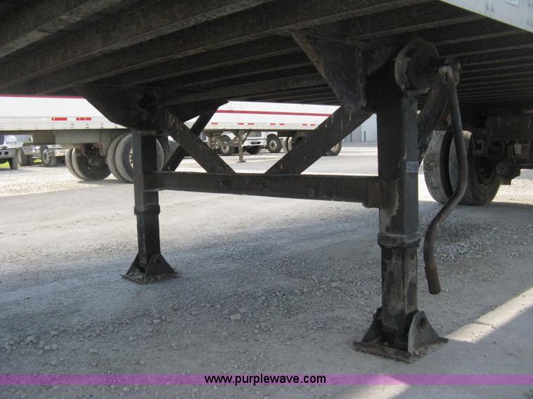 image for item D8305 1990 Fruehauf 28' dry van trailer