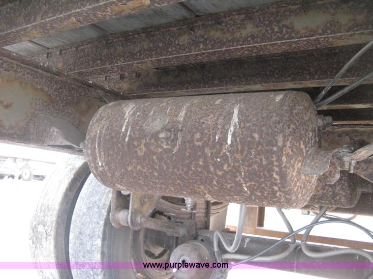 image for item D8305 1990 Fruehauf 28' dry van trailer