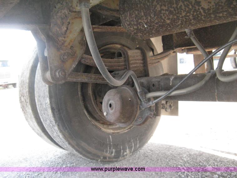 image for item D8305 1990 Fruehauf 28' dry van trailer