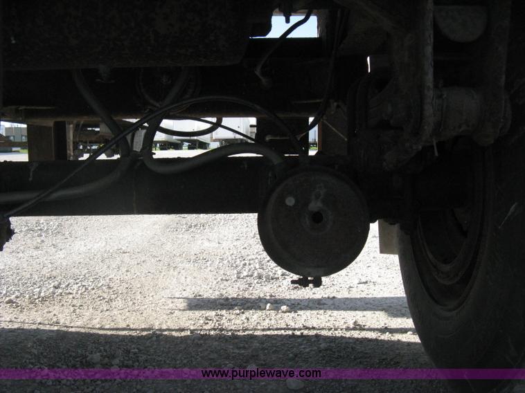 image for item D8305 1990 Fruehauf 28' dry van trailer