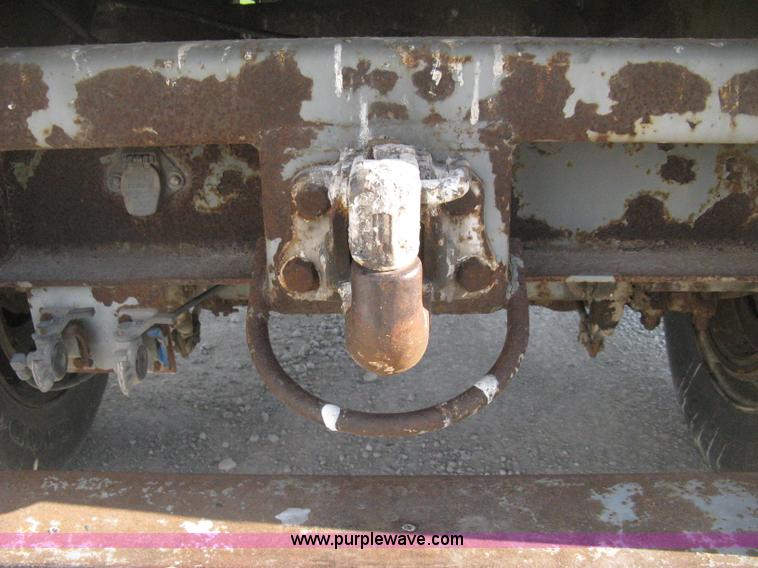 image for item D8305 1990 Fruehauf 28' dry van trailer