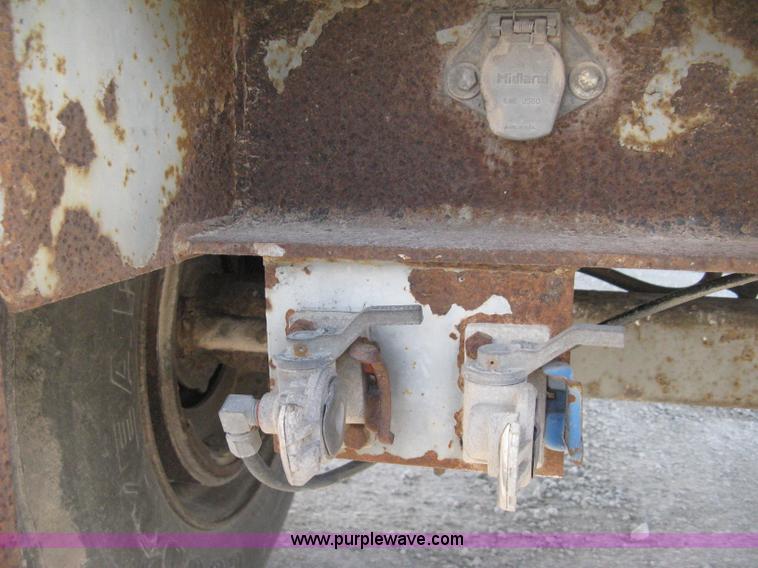 image for item D8305 1990 Fruehauf 28' dry van trailer