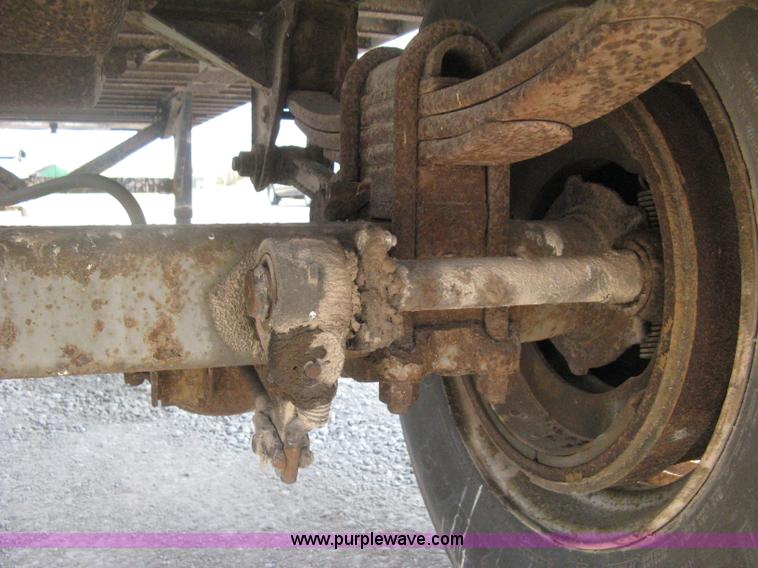 image for item D8305 1990 Fruehauf 28' dry van trailer