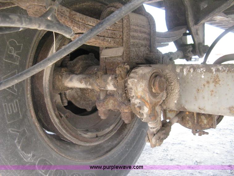 image for item D8305 1990 Fruehauf 28' dry van trailer