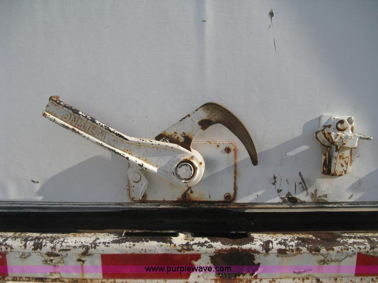 image for item D8305 1990 Fruehauf 28' dry van trailer