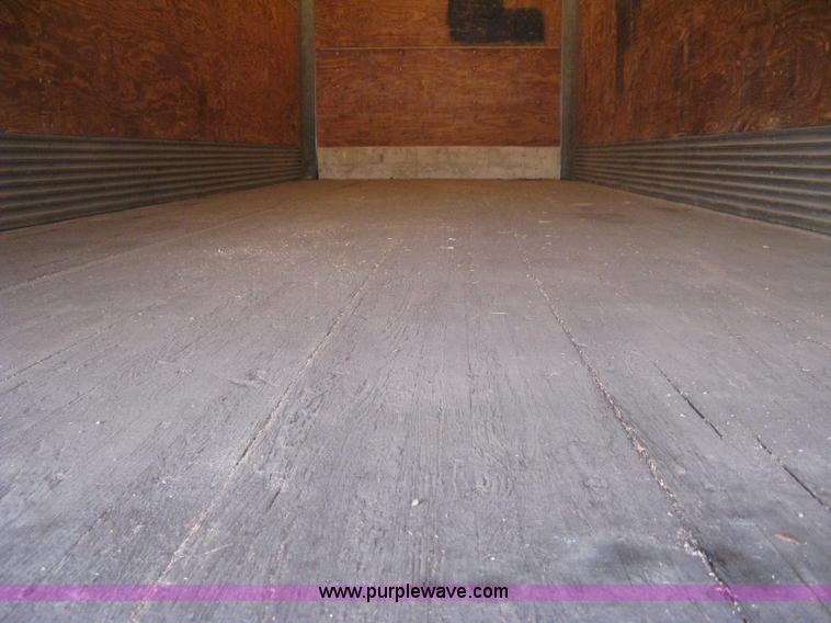 image for item D8305 1990 Fruehauf 28' dry van trailer