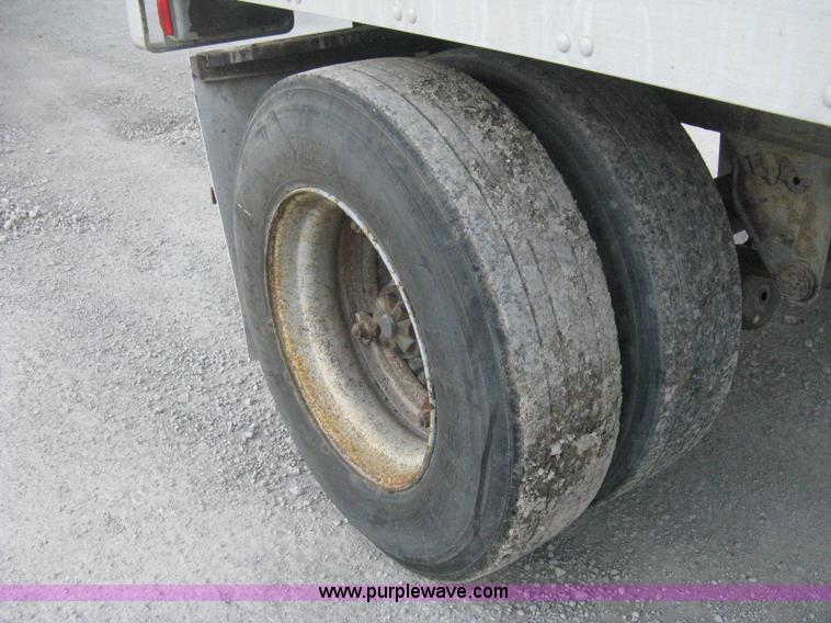 image for item D8305 1990 Fruehauf 28' dry van trailer