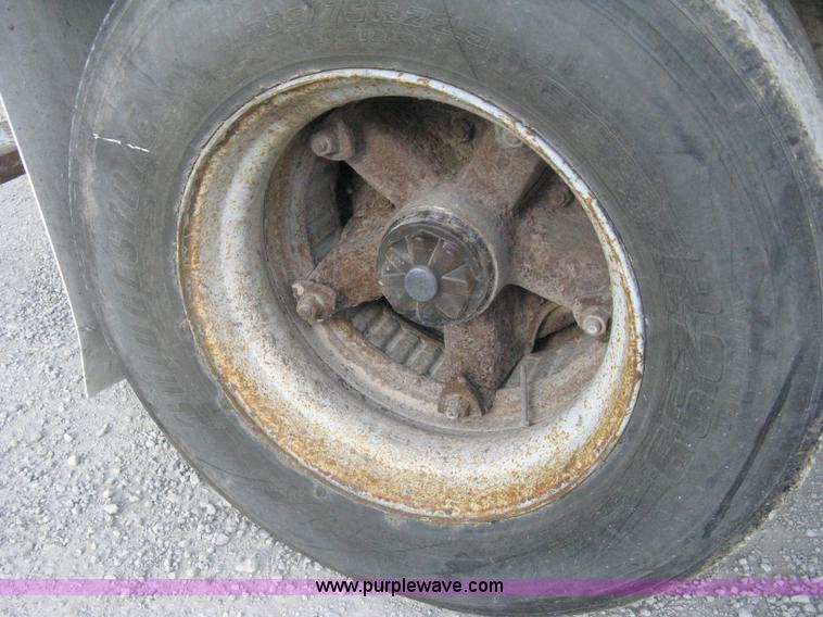 image for item D8305 1990 Fruehauf 28' dry van trailer